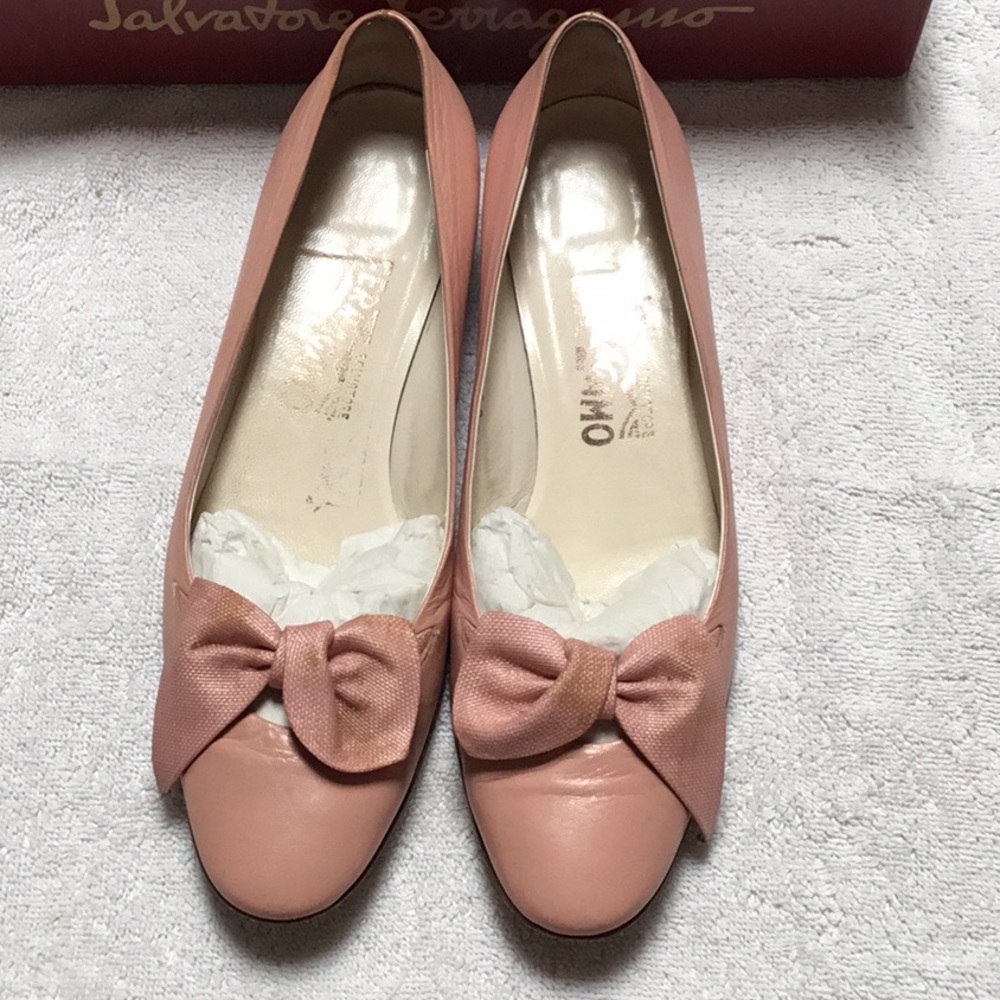 Salvatore Ferragamo Casanova Leather Twist Bow - Picture 2 of 8